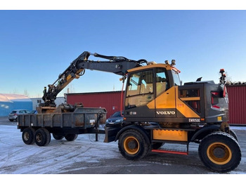 Grävmaskin på däck VOLVO EWR150E