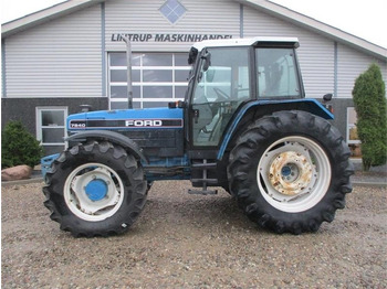 Traktor NEW HOLLAND