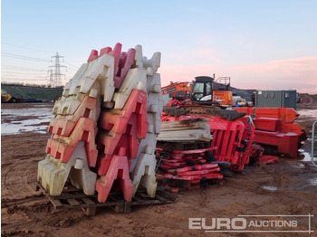 Entreprenadutrustning Bundle of Water Filled Barriers (4 of), Bundle of Plastic Barriers (2 of): bild 5