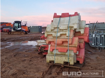 Entreprenadutrustning Bundle of Water Filled Barriers (4 of), Bundle of Plastic Barriers (2 of): bild 4