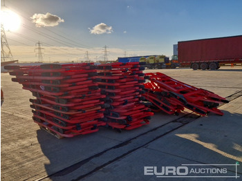 Entreprenadutrustning Pallet of Road Safety Barriers (3 of): bild 5