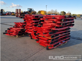 Entreprenadutrustning Pallet of Road Safety Barriers (3 of): bild 3