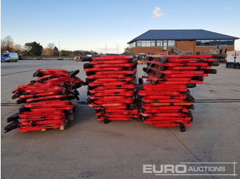 Entreprenadutrustning Pallet of Road Safety Barriers (3 of): bild 2