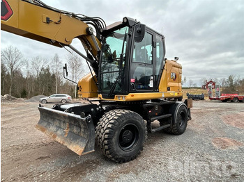 Grävmaskin på däck CATERPILLAR