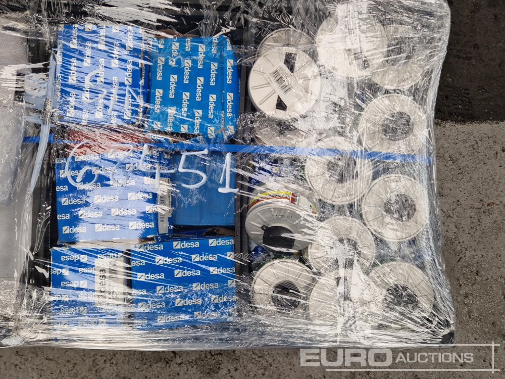 Entreprenadutrustning Unused Pallet of Paint Rollers, Car Light Bulbs, Rubber Sleeves, Fixclip Cable Straps, Clamps: bild 8