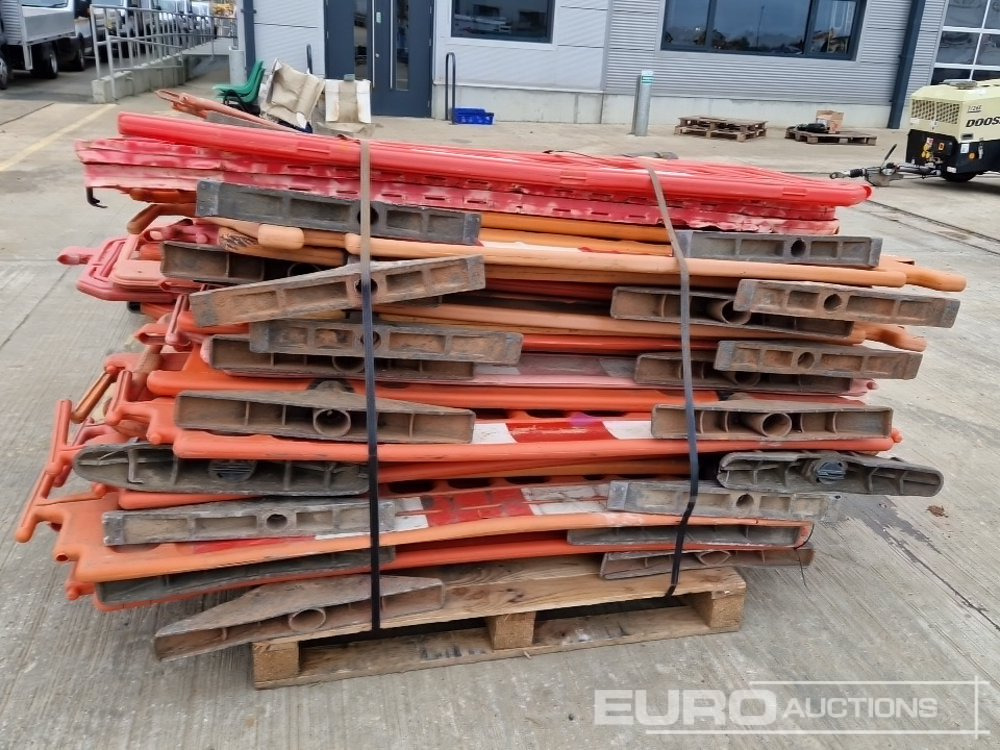 Entreprenadutrustning Bundle of Plastic Pedestrian Saftey Barriers (3 of): bild 21