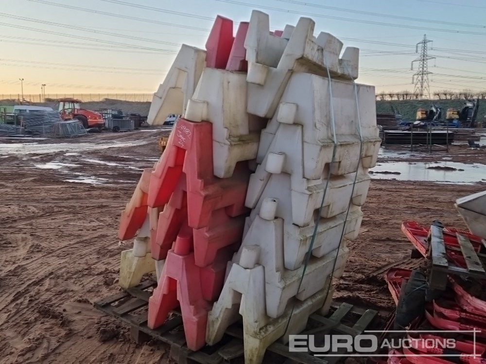 Entreprenadutrustning Bundle of Water Filled Barriers (4 of), Bundle of Plastic Barriers (2 of): bild 10