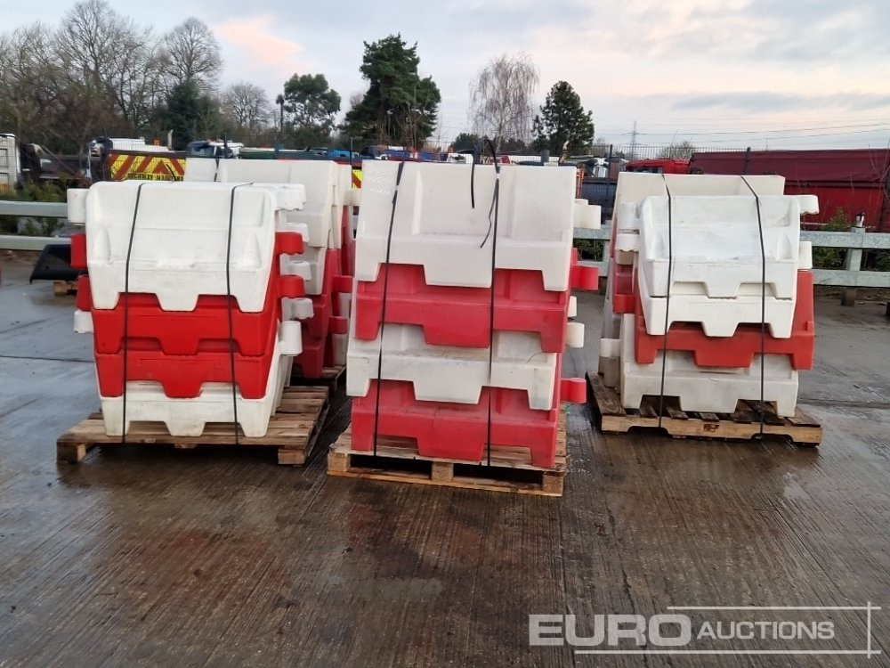 Entreprenadutrustning Pallet of Water Filled Barriers (5 of): bild 6